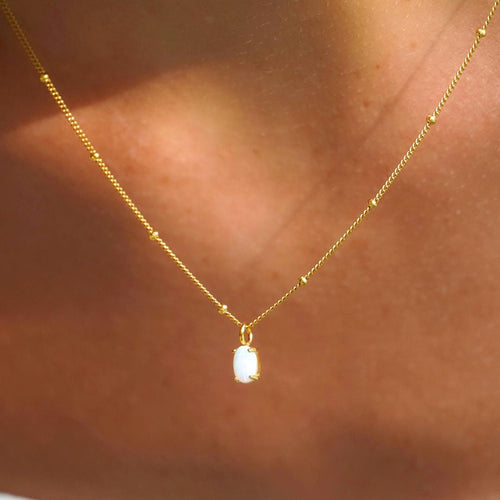 Marion | Collier en perles dorées avec pendentif en opale