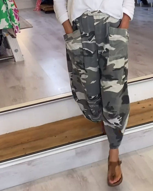 Pantalon décontracté à poches et imprimé camouflage